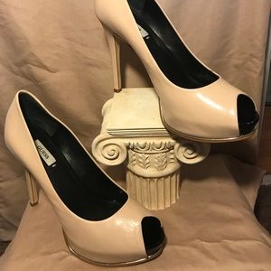 Guess nude peep toe leather pumps